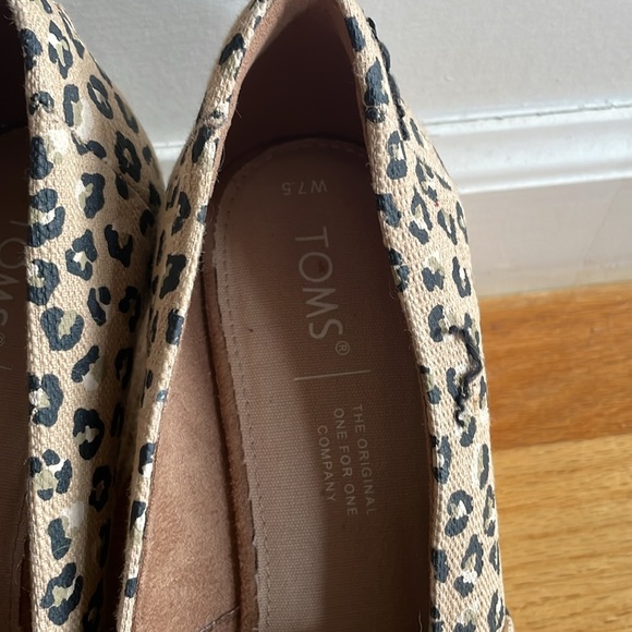 TOMS Cute. Comfortable in true TOMS fashion. Good for city street WALKING! - Picture 7 of 10